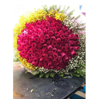 B124 99支紅玫瑰+星花
